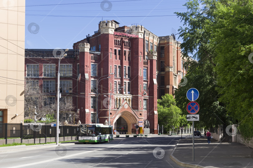 Скачать Старое промышленное здание в псевдоготическом стиле фотосток Ozero