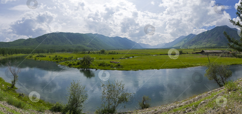 Скачать Панорама речной долины в горах. фотосток Ozero