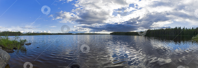 Скачать Красивые облака простираются над рекой. фотосток Ozero