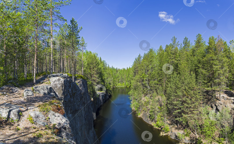 Скачать Лесное озеро в скалистом каньоне. фотосток Ozero