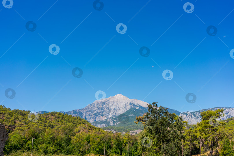 Скачать Горный пейзаж с ясным голубым небом. фотосток Ozero