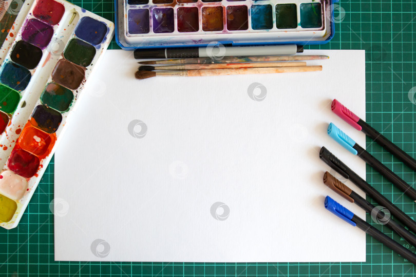 Скачать Чистый лист бумаги и принадлежности для рисования фотосток Ozero