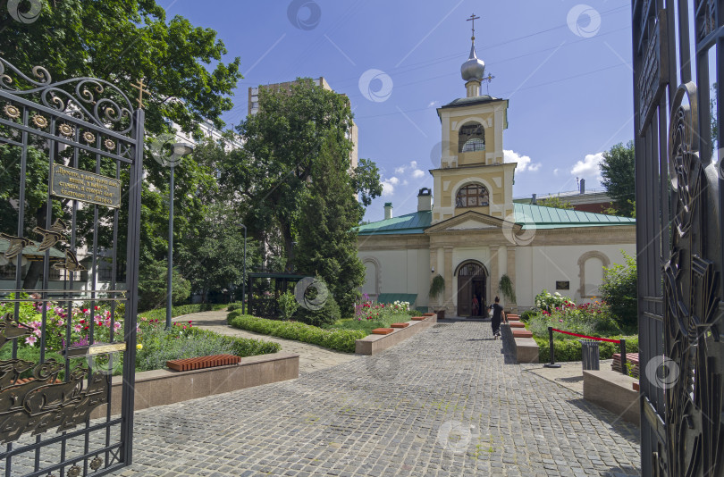 Скачать Колокольня православной церкви. Центр Москвы. фотосток Ozero