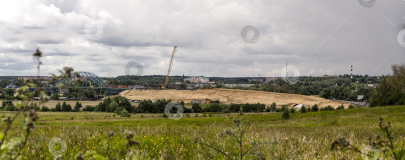 Скачать Панорамный вид на строительную площадку на окраине города фотосток Ozero