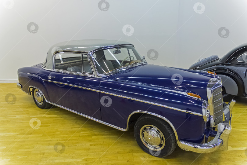 Скачать Автомобиль Mercedes-Benz 220S фотосток Ozero