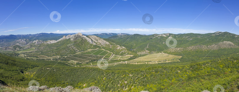 Скачать Вид на виноградники в долине с вершины горного хребта. фотосток Ozero