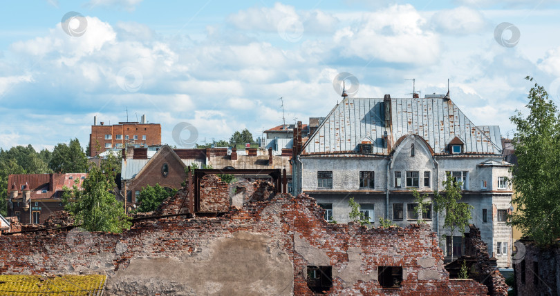 Скачать городской пейзаж, городской горизонт, вид на крыши старых домов фотосток Ozero