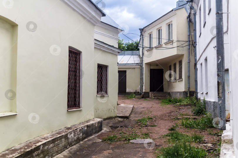 Скачать городской фон, провинциальный дворик среди старых зданий фотосток Ozero