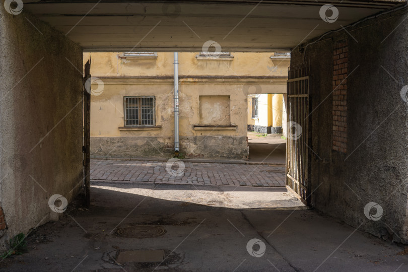 Скачать городской фон, вид из ворот на старинную улицу фотосток Ozero