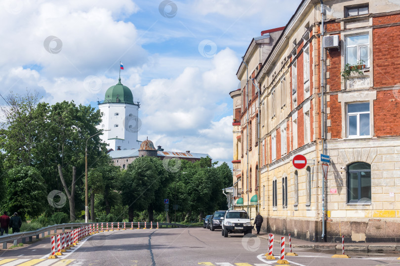 Скачать вид на Выборг, Россия, улица с историческими зданиями фотосток Ozero