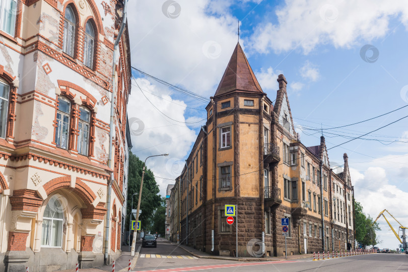 Скачать вид на Выборг, Россия, улица с историческими зданиями фотосток Ozero