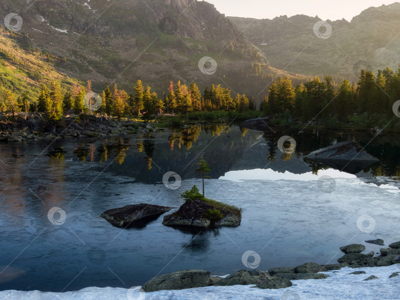 Скачать Потрясающий восход солнца на озере. фотосток Ozero