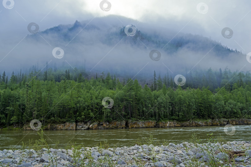 Скачать Низкие облака на склоне горы. фотосток Ozero