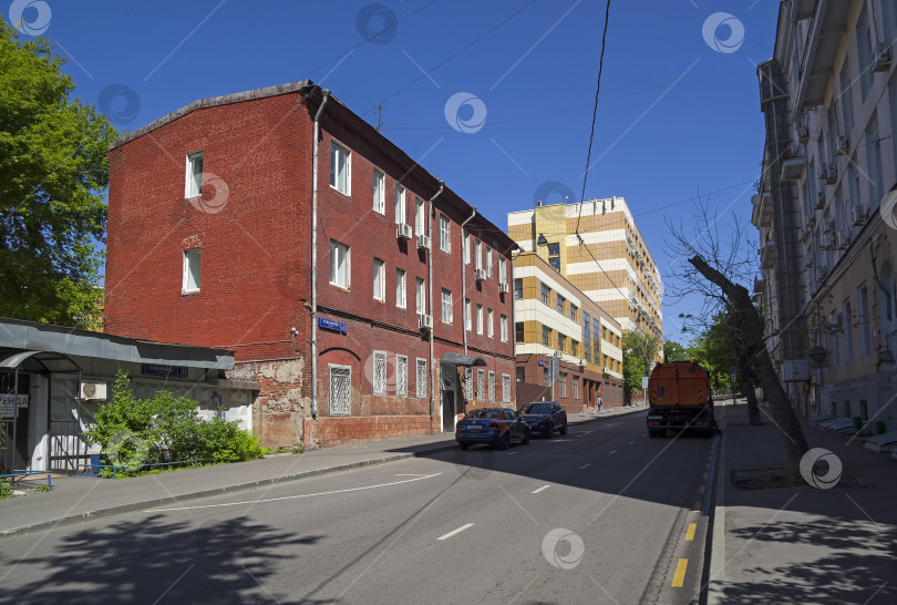 Скачать Старый трехэтажный кирпичный дом. Москва, Россия. фотосток Ozero