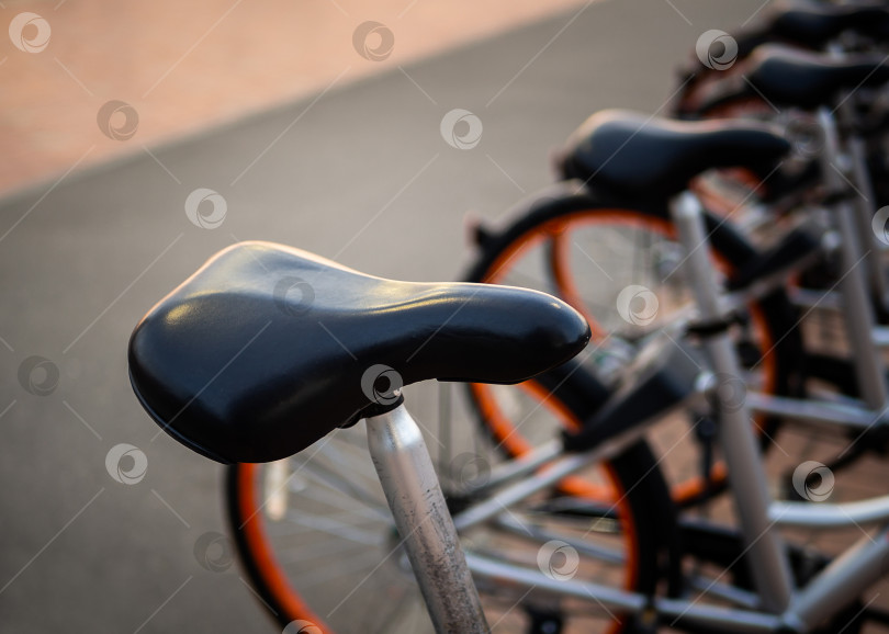 Скачать Прокат велосипедов на главной улице города. Система совместного использования велосипедов. фотосток Ozero