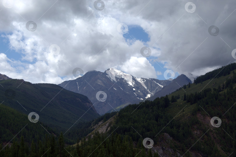 Скачать ледник среди зелёных гор фотосток Ozero