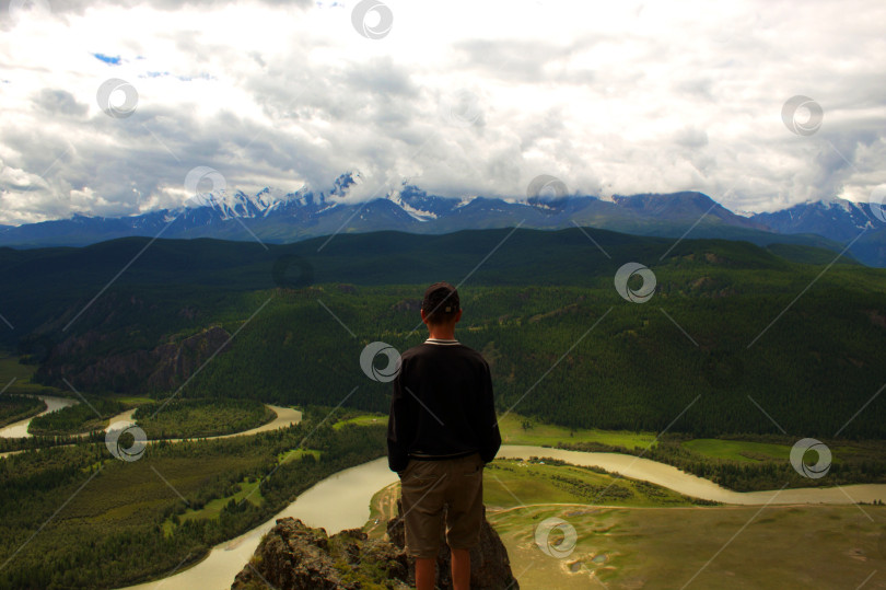 Скачать человек смотрящий на горы фотосток Ozero