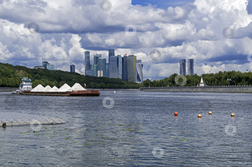 Скачать Баржа с песком на фоне небоскребов Москва-Сити. фотосток Ozero