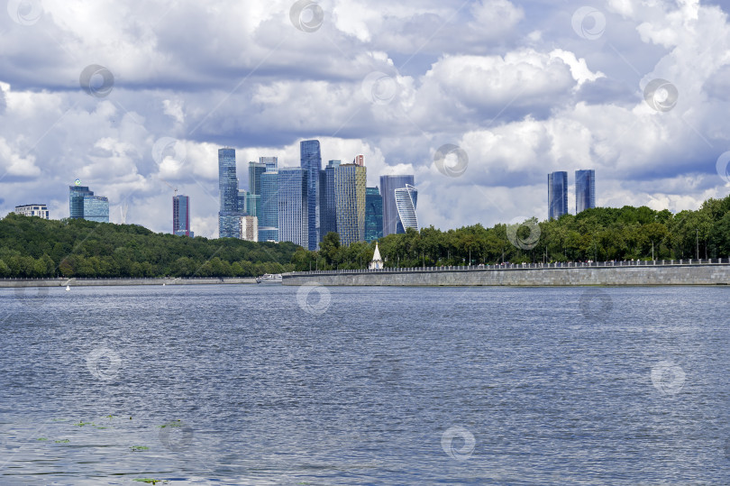 Скачать Небольшая часовня на фоне небоскребов Москва-Сити. фотосток Ozero