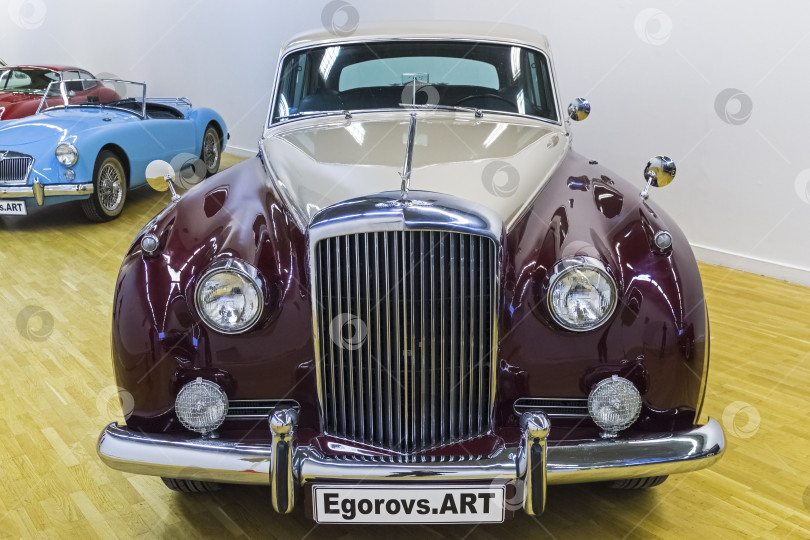 Скачать 4-дверный автомобиль-седан Bentley S2 (1960 года выпуска). фотосток Ozero