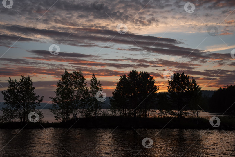 Скачать Июньский закат на реке. фотосток Ozero