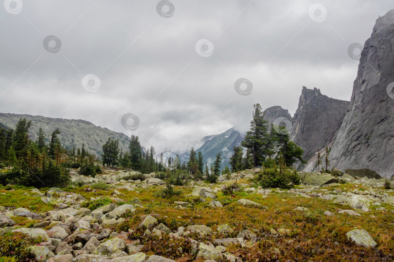 Скачать Мрачные горы. Быстрая смена погоды, гроза фотосток Ozero