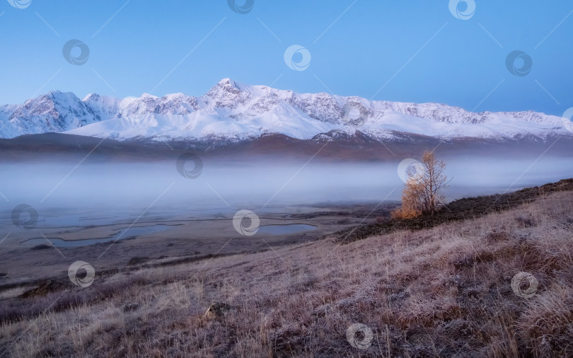 Скачать Осеннее туманное утро на горном плато. фотосток Ozero