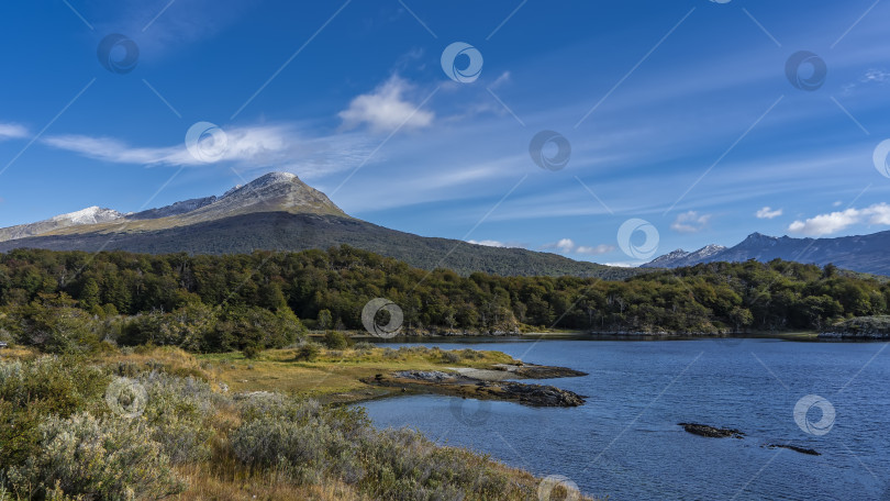 Скачать Прекрасный осенний пейзаж Патагонии. фотосток Ozero