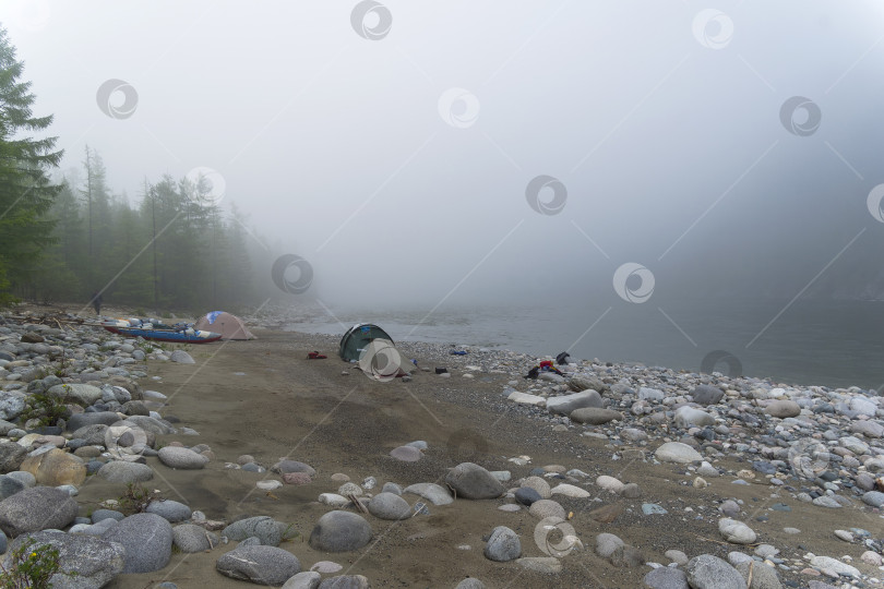 Скачать Туристический лагерь на берегу горной реки туманным утром. фотосток Ozero