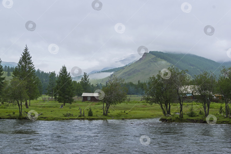 Скачать Вершины гор покрыты низкими облаками. фотосток Ozero