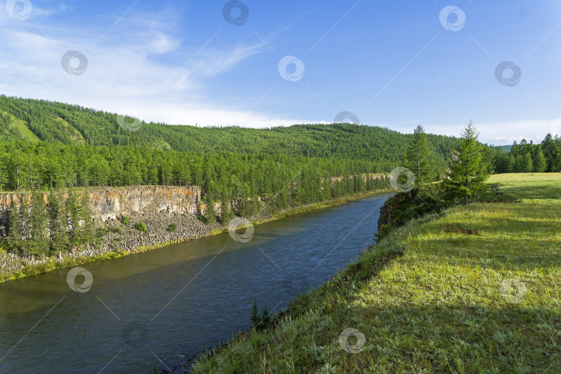 Скачать Высокий обрывистый скалистый берег реки. Сибирь. фотосток Ozero