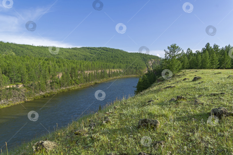 Скачать Высокий обрывистый скалистый берег реки. Сибирь. фотосток Ozero