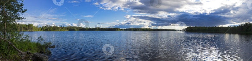 Скачать Красивые облака простираются над рекой. фотосток Ozero