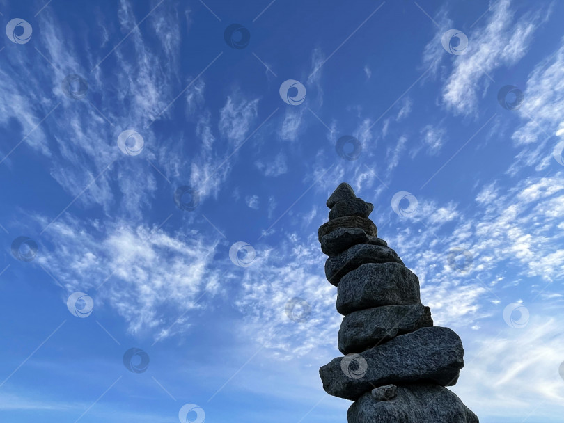 Скачать Пирамида из камней на фоне неба, концепция равновесия. фотосток Ozero