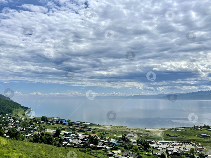 Скачать Озеро Байкал и село Култук, Иркутская область, Россия фотосток Ozero