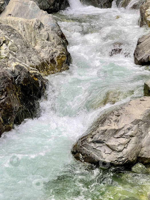 Скачать Бурный поток горной реки, несущийся среди камней фотосток Ozero