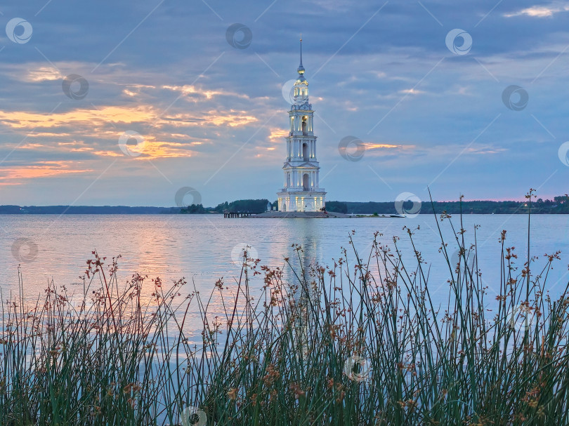 Скачать Потрясающий восход солнца над колокольней на острове фотосток Ozero