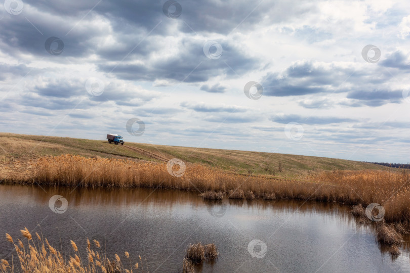 Скачать Грузовик спускается с холма. фотосток Ozero