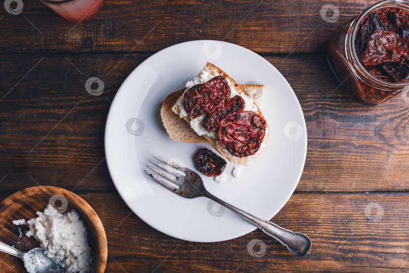 Скачать Ломтик хлеба с вялеными помидорами и сливочным сыром фотосток Ozero