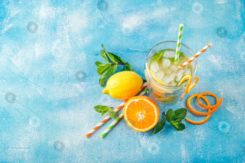 Скачать Освежающие коктейли с мятой с лимоном, апельсином, мятой и льдом фотосток Ozero