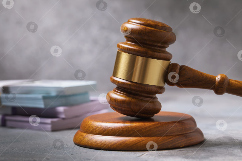 Скачать Судейский молоток и деньги на столе, концепция расходов адвоката фотосток Ozero