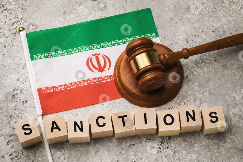 Скачать Иранский флаг, судейский молоток и деревянные кубики с текстом, концепция на тему санкций в Иране фотосток Ozero