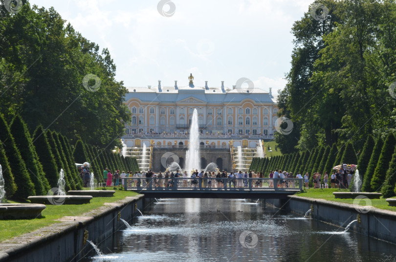 Скачать Санкт-Петербург, Россия – 07.27.2024: Морской канал, Большой петергофский дворец и Большой фонтанный каскад в Нижнем парке Государственного музея-заповеднига Петергоф в Санкт-Петербурге в ясный летний день фотосток Ozero