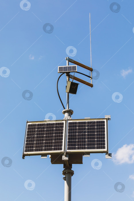 Скачать Солнечные панели на фоне голубого неба крупным планом фотосток Ozero