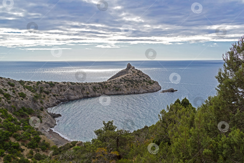 Скачать Небольшая бухта на побережье Черного моря. Крым. фотосток Ozero