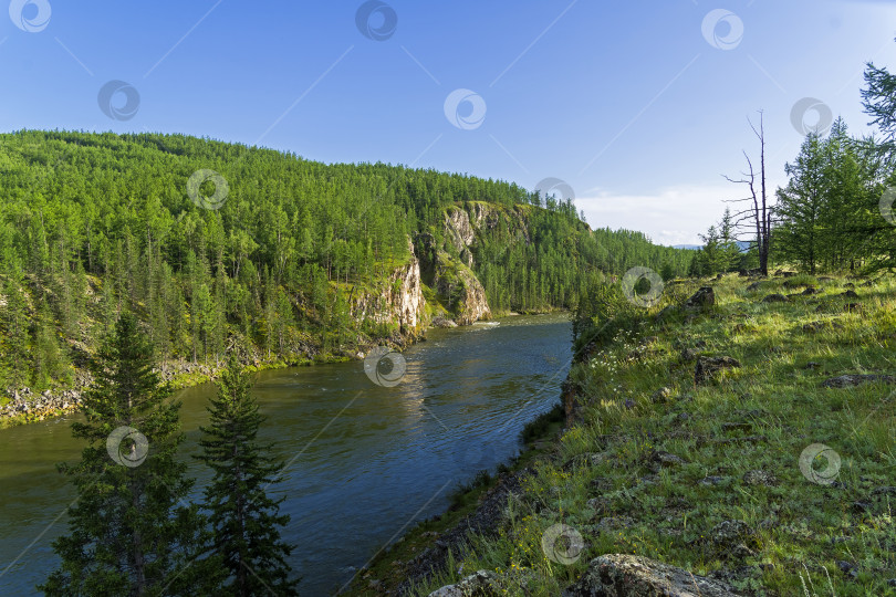 Скачать Высокий обрывистый скалистый берег реки. Сибирь. фотосток Ozero