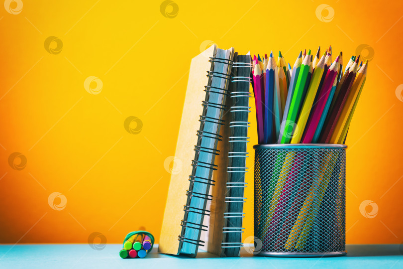 Скачать Различные блокноты и карандаши на цветном фоне с местом для копирования фотосток Ozero