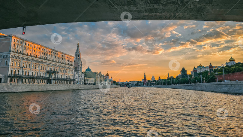 Скачать Фантастический огненный закат над Москвой-рекой. Панорамный вид. фотосток Ozero