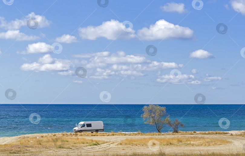 Скачать Белая машина на пустынном морском берегу. фотосток Ozero