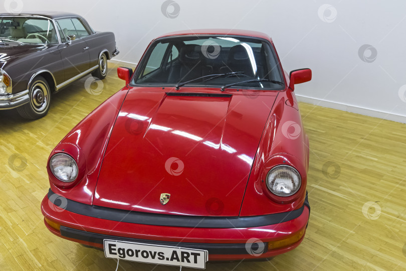 Скачать Легендарный автомобиль Porsche 911. фотосток Ozero